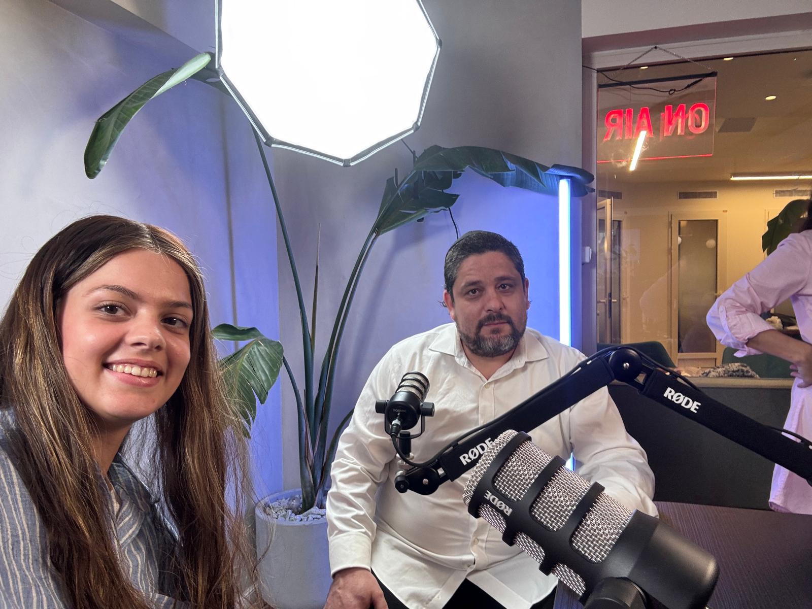 Ruth en un set de podcast junto a un invitado durante una grabación