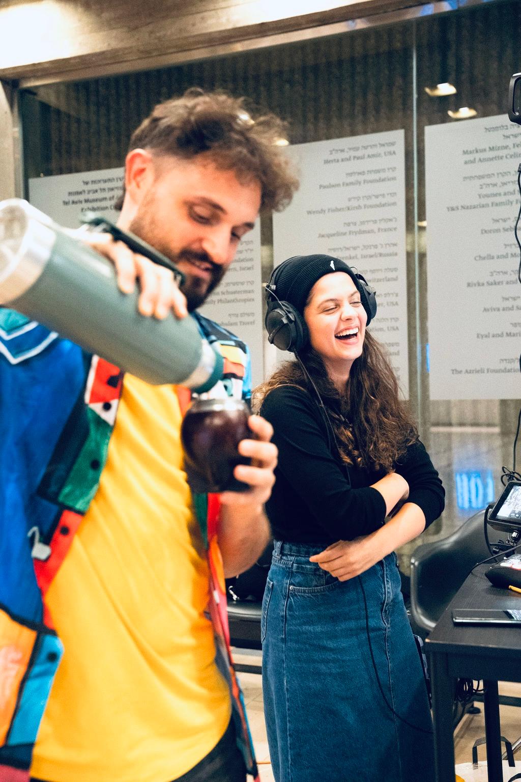 Ruth en backstage durante una grabación de podcast y contenido conversacional
